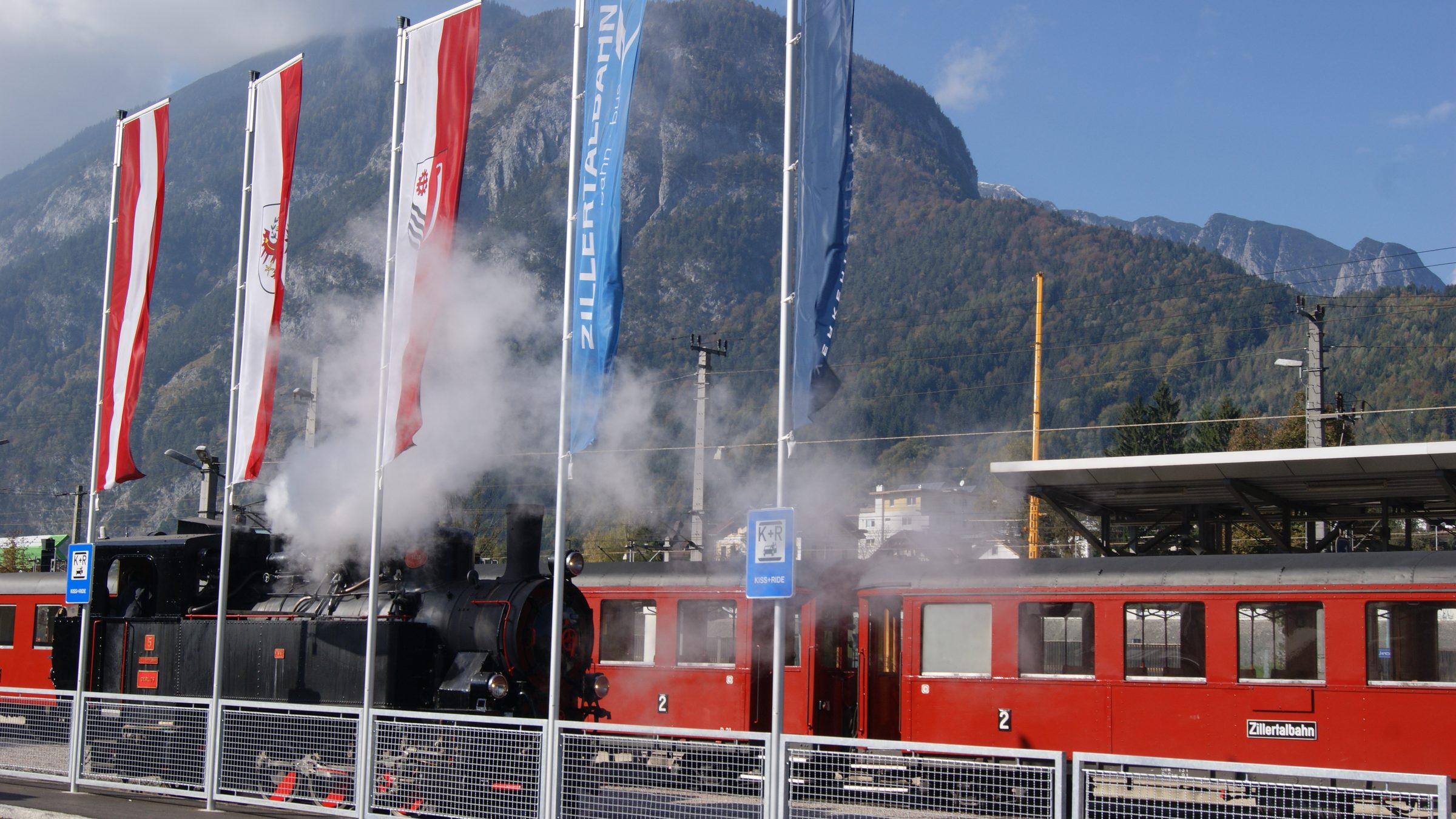 Dampfzug im Bahnhof Jenbach
